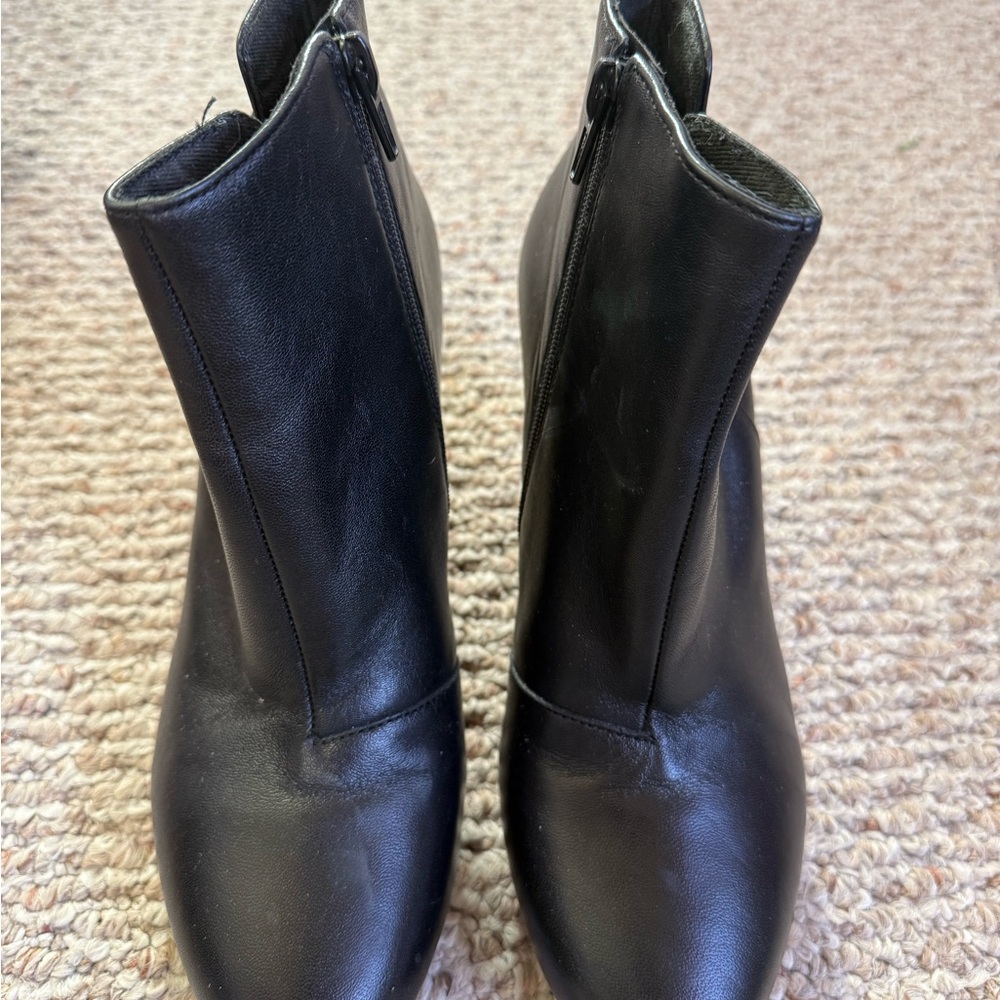 Clarks Sleek Black Leather Ankle Booties - 7.5 medium